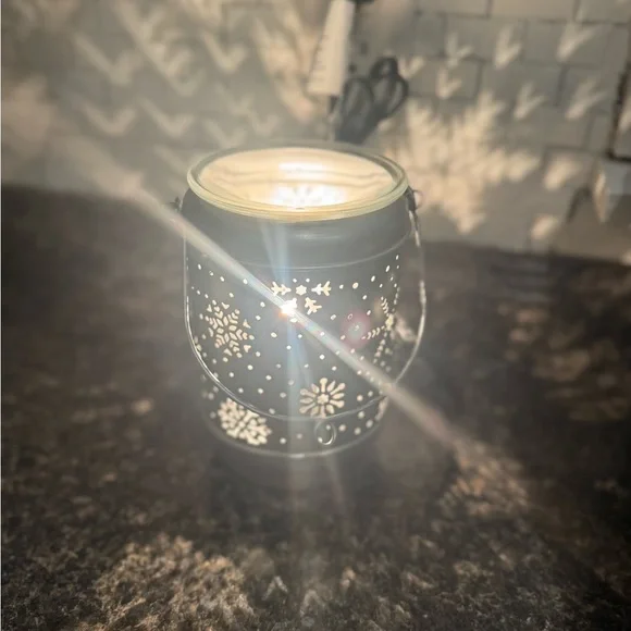 Scentsy Solitude Snowflakes Rustic Farmhouse Wax Warmer Retired - Christmas - Picture 2 of 5